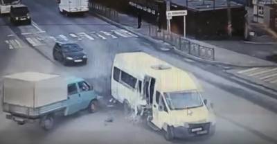 В сеть выложили видео момента аварии с маршруткой в Смоленске