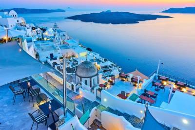 Греция начнет принимать туристов, привитых «Спутником V»