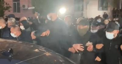 "Путинская ку**а": националисты пытались помешать Медведчуку покинуть Печерский суд (видео)