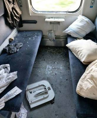 Пассажир в поезде устроил погром в купе (ФОТО)