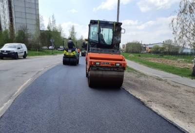 Рабочие обновляют дороги в Гатчине