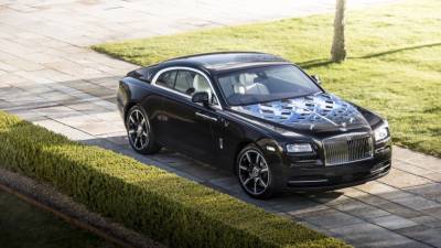 Владельцев Tesla и Rolls-Royce наказали за неправильную парковку в Москве
