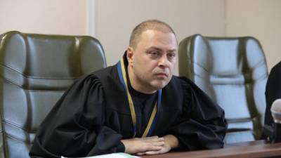 Бедный и скандальный: что известно о судье, который отправил Медведчука под домашний арест