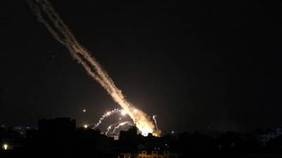 Ракета, запущенная ХАМАС в направлении израильского города Ашкелон, попала в здание