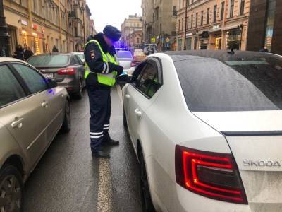 В Петербурге водитель «Майбах» нарушил ПДД и отмахнулся от сотрудников ДПС