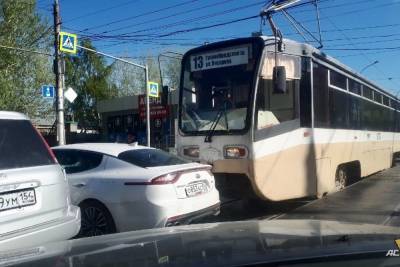Трамваи №13 выстроились в ряд на улице Гурьевской из-за ДТП в Новосибирске