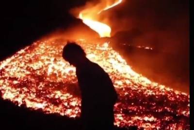 Туристы скопились у вулкана Пакая в Гватемале, чтобы посмотреть на потоки лавы