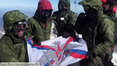 В память о солдатах, защищавших Северный Кавказ в годы Великой Отечественной, на вершине Эльбруса установили флаги