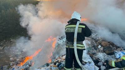Под Екатеринбургом горит мусорный полигон