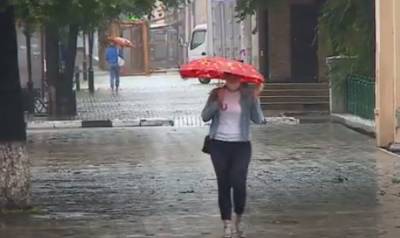 Одевайтесь легко, но захватите зонт: в Укргидрометцентре уточнили прогноз погоды на пятницу 14 мая