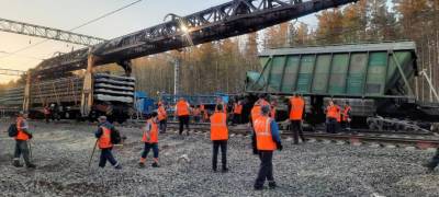 В Карелии 250 человек убирают с ж/д путей упавшие вагоны (ФОТО)