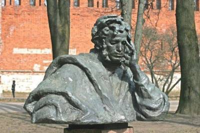 В Смоленске задумчивый памятник Пушкина на улице Дзержинского отметит 45 лет