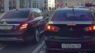 В центре Петербурга водитель "Майбаха" проехался по "встречке" и остался безнаказанным