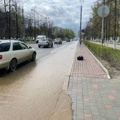 Повреждение трубопровода в центре Томска привело к утечке горячей воды