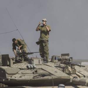 В Израиле наземные войска наносят удары по Сектору Газа
