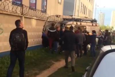 Машина МЧС сбила людей и протаранила забор в Подмосковье