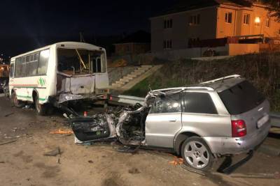 В Волгограде после столкновения Audi с автобусом погибли два человека