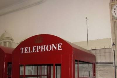 В новосибирской колонии поставили лондонские телефонные будки