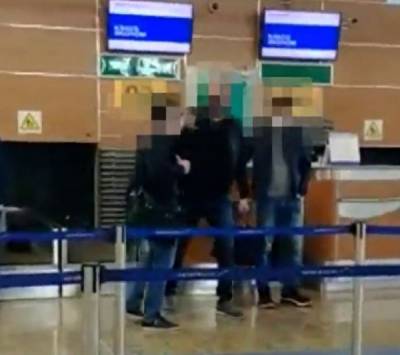 СКР показал кадры задержания в аэропорту экс-зампреда правительства Мордовии Меркушкина