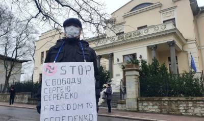 Захарова: освобождение Середенко помогло бы улучшить отношения России и Эстонии