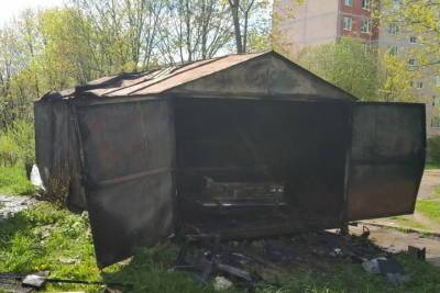 В Ярцево сгорел металлический гараж с автомобилем внутри