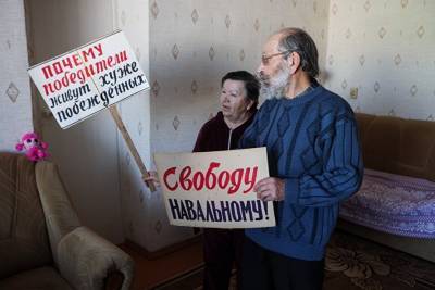 На Урале сына фронтовика полиция силой увела с митинга 9 мая из-за плаката