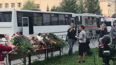 После трагедии в Казани в цветочных магазинах города не осталось гвоздик