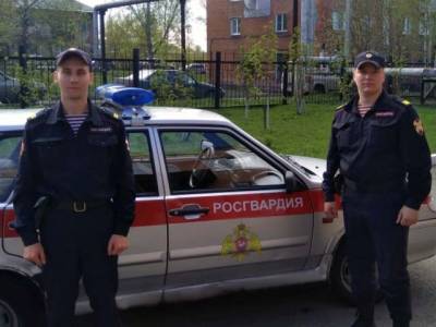 В Кузбассе бойцы Росгвардии спасли мужчину, потерявшего сознание на дороге