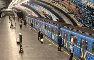 В Киеве женщина родила прямо в переходе метро: появилось видео с места событий
