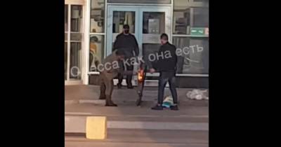 В Одесском аэропорту у пассажира в руках задымился багаж, началось возгорание (видео)