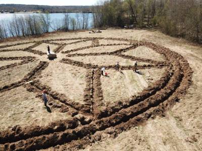 В Подпорожском районе высадили огромный рисунок священного камня — видео