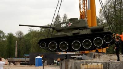 Танк Т-34 в Нижегородском кремле временно сняли с постамента для реставрации