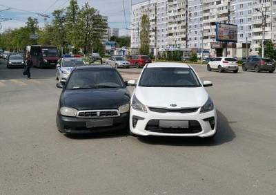 На улице Есенина столкнулись два автомобиля Kia