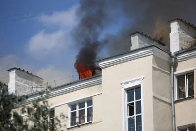 В центре Екатеринбурга горит крыша жилого дома, идет эвакуация