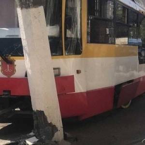 В Одессе трамвай врезался в столб. Фото