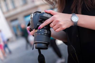 Дорогостоящий фотоаппарат похитил из магазина в центре столицы