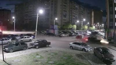 В Воронеже уходивший от погони водитель легковушки снёс киоск: появилось видео