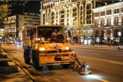 Столичные коммунальщики удалили специальную дорожную разметку, нанесенную к параду Победы - vm.ru - Москва