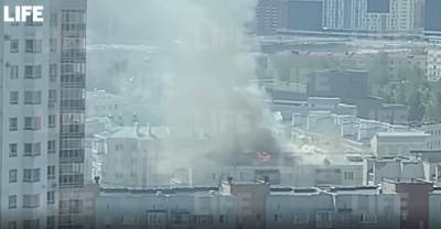 В Екатеринбурге загорелась кровля жилой восьмиэтажки