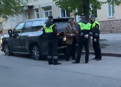 Ехал на пробитых колесах: Lexus экс-губернатора Липецкой области попал на видео