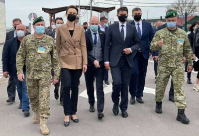 Админграницу с Крымом вместе с украинскими чиновниками посетили иностранные дипломаты