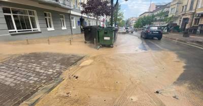 Центр Киева залило кипятком и грязью из-за прорыва теплосети (ФОТО)