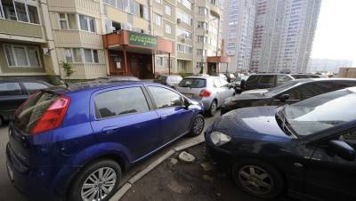 Сервис для жалоб на наглую парковку во дворах запустили в Петербурге
