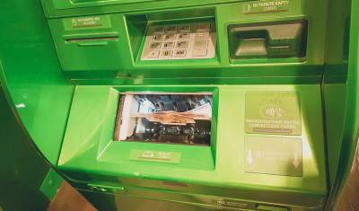 В Тюмени случайная прохожая обнаружила в банкомате 150 тысяч и забрала их себе