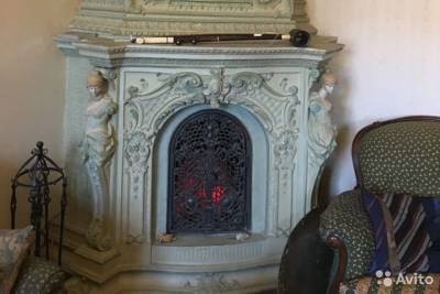 Петербурженка выставила на продажу старинный камин в доходном доме Дегтярева