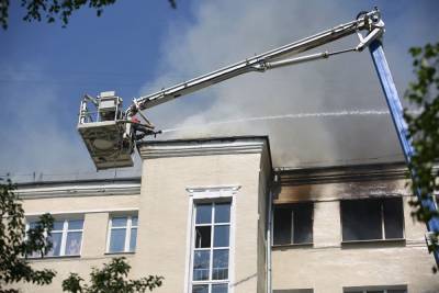 Прокуратура назвала возможные причины крупного пожара в доме в центре Екатеринбурга
