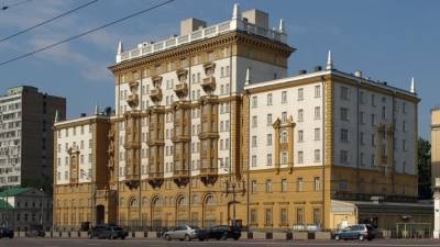Посольству США в Москве могут временно разрешить прием сотрудников на работу