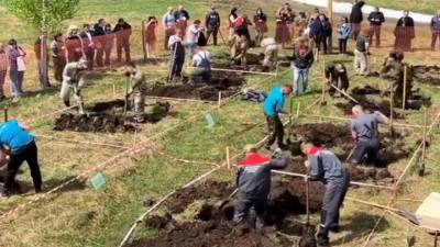 Съезд могильщиков: в Новосибирске прошел турнир по скоростной копке могил
