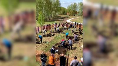 Видео из Сети. Съезд могильщиков: в Новосибирске прошел турнир по скоростной копке могил