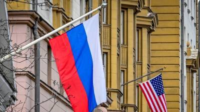 Власти РФ отложили запрет на наём россиян на работу в консульство США
